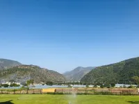 Howard Johnson The Bund Hotel Gasa - Mountain view