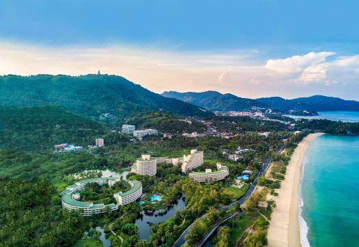 풀만 푸켓 리조트의 넓은 정원과 풀장