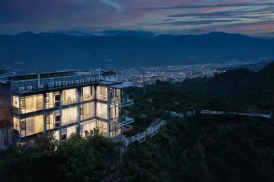 Back Hill Country Yard · Pear Flower Creek Hotels in Hanyuan