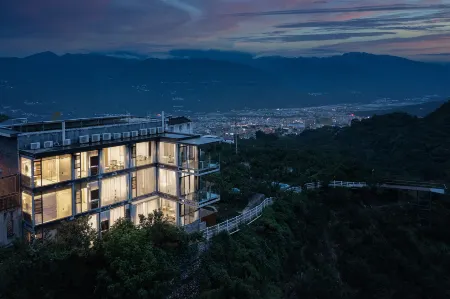 Back Hill Country Yard · Pear Flower Creek Отели в г. Ханьюань