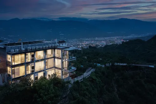 Back Hill Country Yard · Pear Flower Creek Hotels in Hanyuan