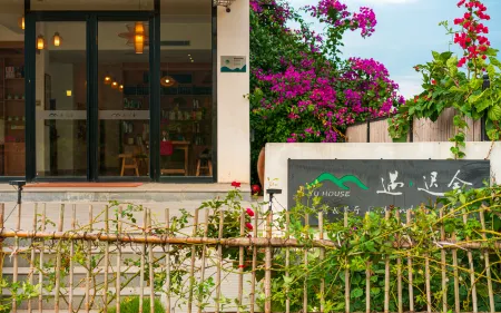 Yangshuo Yuchishe Homestay (Yulonghe Zhuyu Drifting Jinlong Bridge Wharf) Отели рядом с достопримечательностью «Li River Scenic Area»