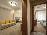 Sakura Hot Spring Holiday Hotel Hotel di Chongzhou