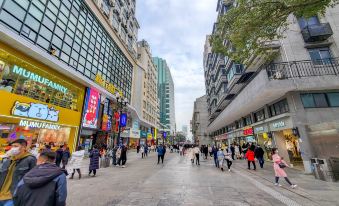 Yunshang Cinema Boutique Apartment (Wuhan Jianghan Road Subway Station)