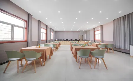 Meihao EZZI Hotel (Weiqu South Subway Station) Отели рядом с достопримечательностью «Xi’an Innovation College of Yan’an University»