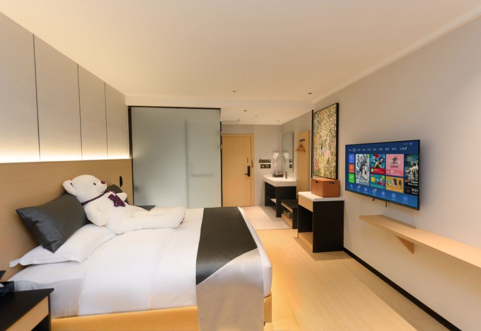 춘천 호텔의 모던한 객실 내부