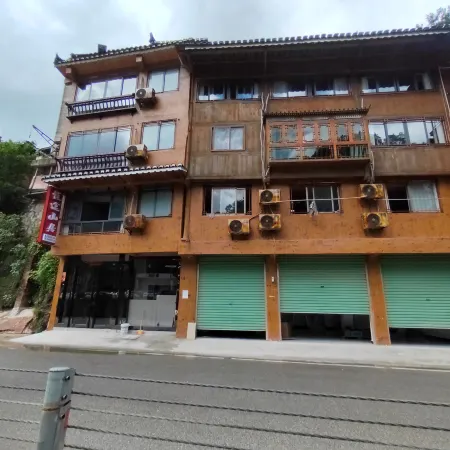 Xijiang Yuetu Mountain Lodge (Xijiang Qianhu Miao Village Scenic Area North Gate)