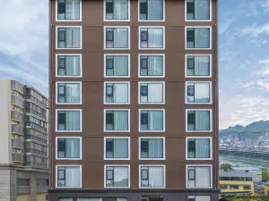 Redboer International Hotel along the River