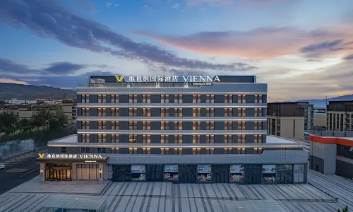 Vienna International Hotel（Dushanzi，at the Starting Point of Duku Highway，in the Gourmet Street））