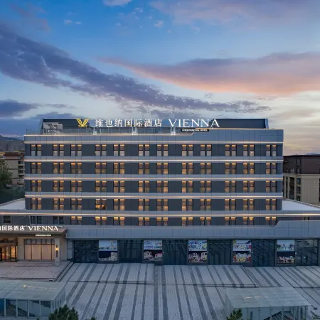 Vienna International Hotel（Dushanzi，at the Starting Point of Duku Highway，in the Gourmet Street））