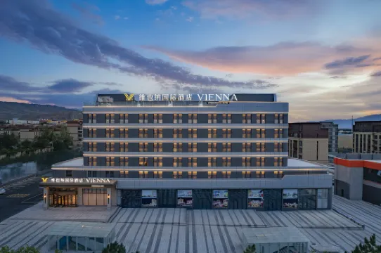 Vienna International Hotel（Dushanzi，at the Starting Point of Duku Highway，in the Gourmet Street））