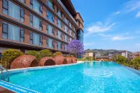 Yudu Hot Spring Hotel (Tengchong Sanqiao Square) - Parking