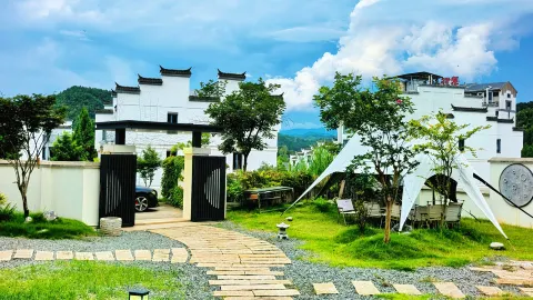 Taining Extraordinary Companion Mountain Residence in Тайнин