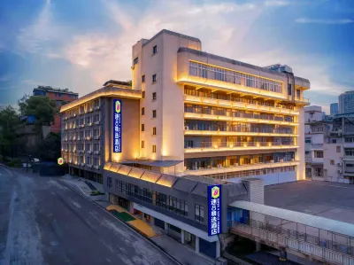 Super 8 Hotel (Zigong Lantern Park FanHua 1939 Shopping Plaza) Hotels in Zigong First People's Hospital/Lantern Park