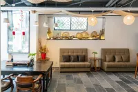 Floral Hotel· Pantaoshu Hotel(Yangshuo West Street Lijiang Branch)