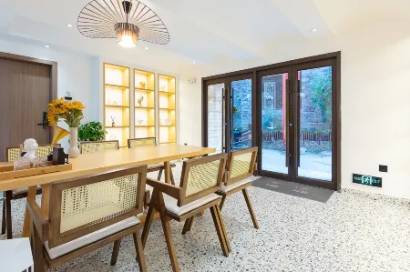 Furongzhen Sushe Homestay (Furongzhen Waterfall Branch) Отели рядом с достопримечательностью «Tusi Palace»