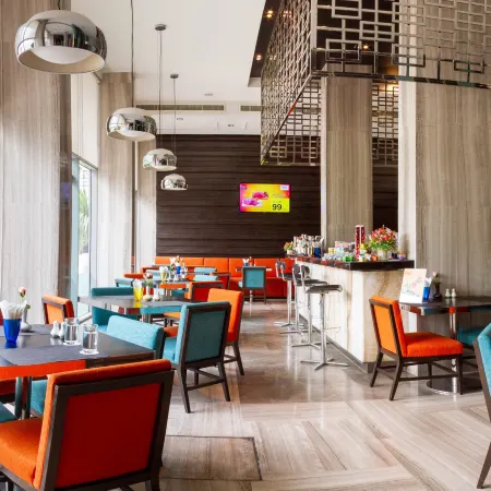 FX Hotel Metrolink Makkasan Отели рядом с достопримечательностью «Станция MRT Петчабури»
