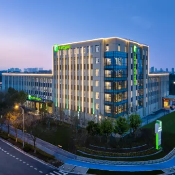 Holiday Inn SHANGHAI DISHUI LAKE by IHG Hotels near Shanghai Astronomy Museum