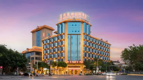 Vienna International Hotel(Ruili hot spring store) in Ruili