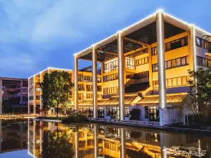 Xinxiang Jinguhu Lake Hotel (Bridge Yue Times Square Store, Hongqi District)