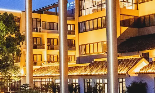 Xinxiang Jinguhu Lake Hotel (Bridge Yue Times Square Store, Hongqi District)