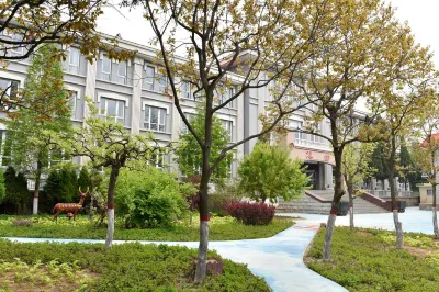 Beidaihe Kailuan Jinshan Recreation Center Hotels in East Beach. Biluota Bar Park
