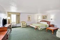 Days Inn & Suites by Wyndham Fullerton Hotels in Fullerton