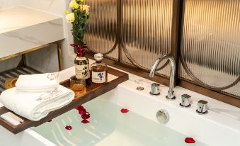 The bathroom features an oriental-style bathtub with wood-paneled walls surrounding it at Foshan Lanshan Hotel (Shunde Qinghuiyuan)