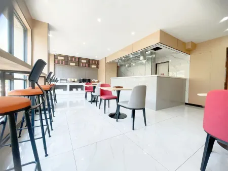 Borrman Hotel (Zhijiang Guomao Qixing Square)