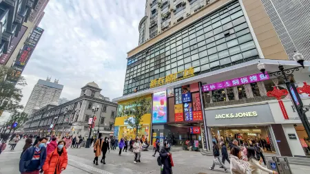 Yunshang Cinema Boutique Apartment (Wuhan Jianghan Road Subway Station)