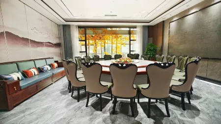 Haotian Guotai Hotel Отели рядом с достопримечательностью «Jiaolonggang Zhanshi Center»