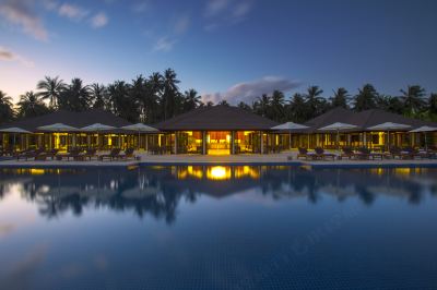 屋外プール アトモスフィア カニフシ モルディブの写真