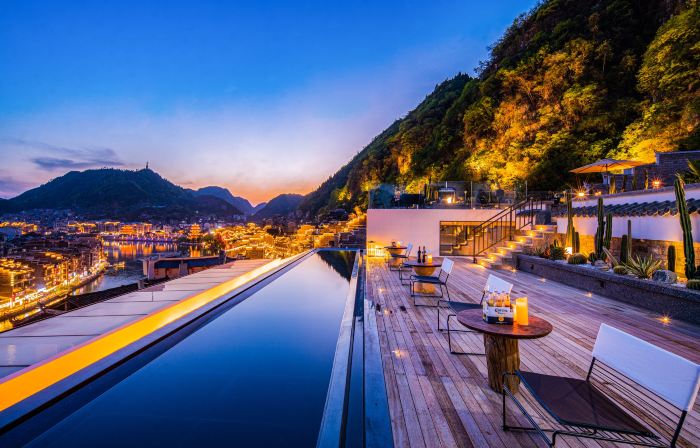 Shanheshi 360° Panoramic Skyview Guesthouse (Zhenyuan Ancient Town)