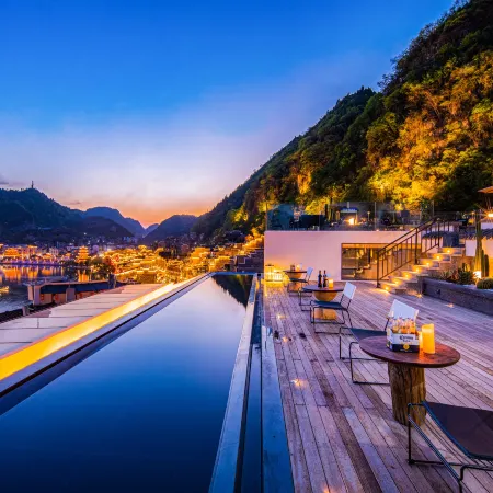 Shanheshi 360° Panoramic Skyview Guesthouse (Zhenyuan Ancient Town)