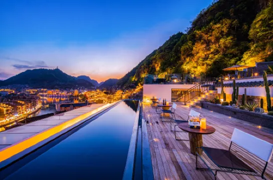 Shanheshi 360° Panoramic Skyview Guesthouse (Zhenyuan Ancient Town)