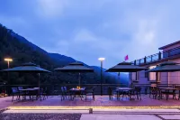 "Cloudward Mountain View Guesthouse"