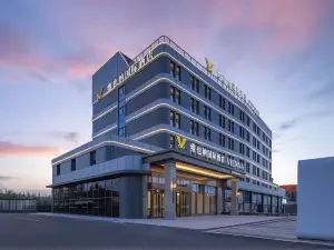 Vienna International Hotel（Dushanzi，at the Starting Point of Duku Highway，in the Gourmet Street））