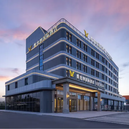 Vienna International Hotel（Dushanzi，at the Starting Point of Duku Highway，in the Gourmet Street））