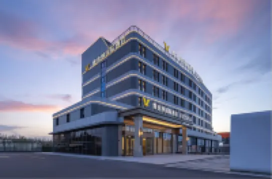 Vienna International Hotel（Dushanzi，at the Starting Point of Duku Highway，in the Gourmet Street））