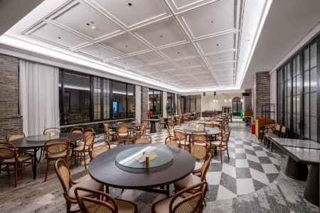 Q.Pavilion Hotel Отели рядом с достопримечательностью «Xuejinyan Former Site»