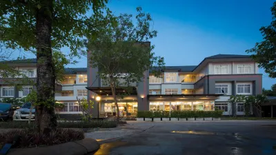 Araya Hotel Отели рядом с достопримечательностью «Wat Khung Yang»