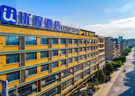 Unitour Hotel (Yulin Rong County Rongzhou Bridge Railway Station) Отели рядом с достопримечательностью «Zhenwu Tower»