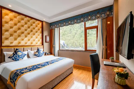 Siguniangshan Tianyun Renji Hotel (Changpinggou Scenic Area) Отели рядом с достопримечательностью «Shuangqiao Valley»