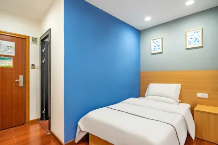 Hello Light Hotel (Guangzhou Yantang Metro Station)