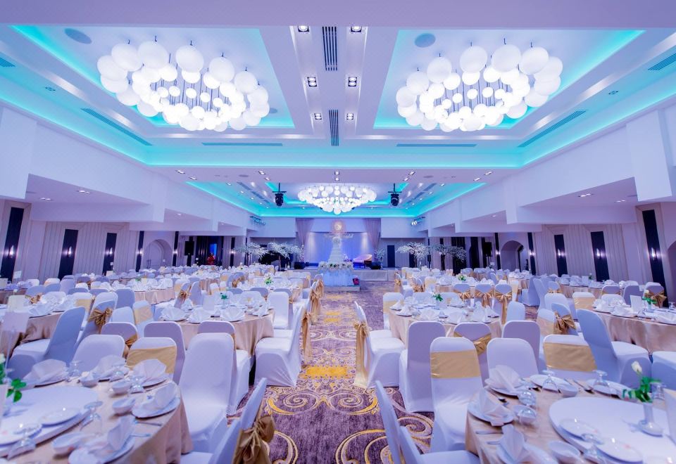 펄 호텔의 넓은 수영장 또는 로비 공간