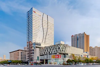 Elong  Hotel Отели рядом с достопримечательностью «Скользящее поле для лыжного поля в новом районе лужского озера»
