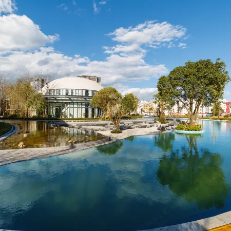 Golden Flower Jade Lake Plaza Hotel