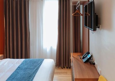 Deluxe Queen Room Sans Hotel at The Luxebridge Suites Davao Photo