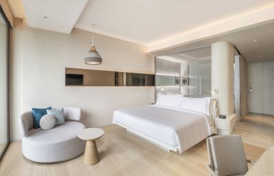 デラックスプラスキングサイズベッドオーシャンビュー ヒルトン パタヤの写真