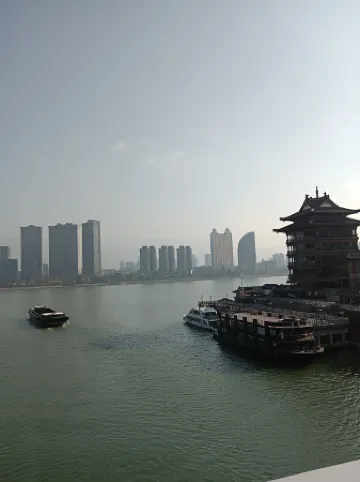 Tonglu Mingguang Holiday Hotel (Tonglu Tongjun Mountain) Отели рядом с достопримечательностью «Binjiang Ecology Park»